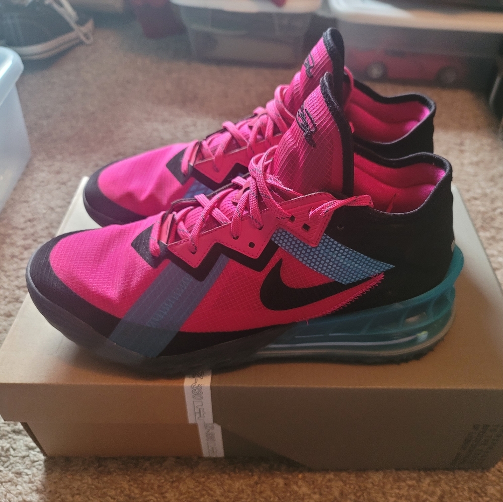 Mens Sz10.5 Nike Lebron 18 lows Fireberry